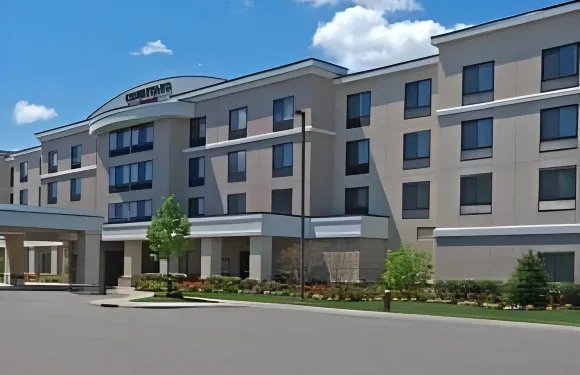 長島/法明代爾共和國機場萬怡酒店