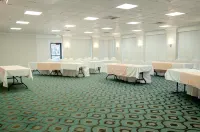 Holiday Inn VICTORVILLE by IHG - parking