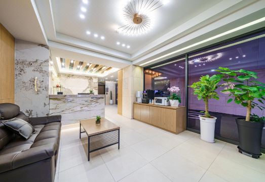 브라운도트 충장점 인테리어