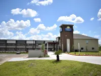 Days Inn & Suites by Wyndham Downtown/University of Houston Hotels near TDECU Stadium