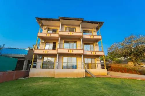 Vighnaharta Villa Hotels in Takawe Bk