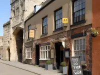 The Ancient Gatehouse & Rugantino Restaurant Hotels in Wells