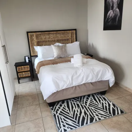 Khutsong Apartmentss Отели в г. Секунда