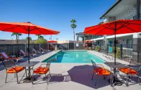Hotel Serene Glendale Peoria, Surestay Collection by BW - ที่มีสระว่ายน้ำ