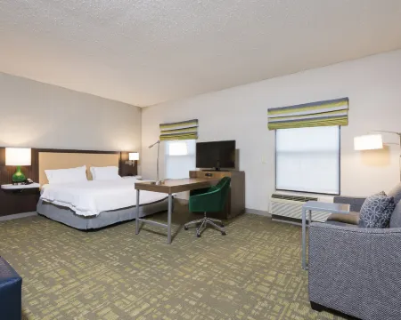 蘭辛東歡朋酒店及套房 奧克莫斯酒店