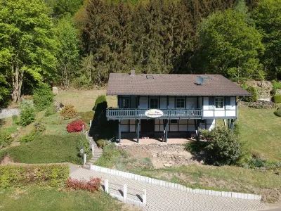 Relaxing vacation in the middle of the Eifel National Park Weidenbachtal mit Nebenbächen bis zum Rurseeufer附近的飯店