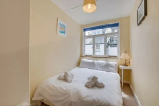 Cosy cottage on pretty cobbled lane by the harbour