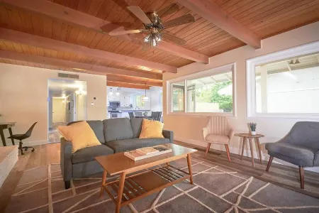 Stylish & Remodeled - Walk to Fresno State Stadium Отели рядом с достопримечательностью «Oh Wow Nickel Arcade»