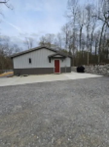 Very nice home minutes from the water in peaceful setting