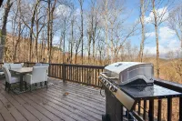 Serene Mountain View Retreat. Pool, Firepit & Hot tub, Fireplace  Dogs Welcome! Hotels in Gilmer County