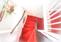 A 6 bedroom property, 2  minute walk to the sea front, beach and restaurants.