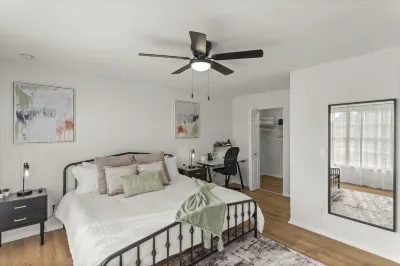 King bd / Modern Home sleeps 8 w/ private backyard 캘버리 피르스트 어셈블리 오브 가드 헤인스 시티 주변 호텔