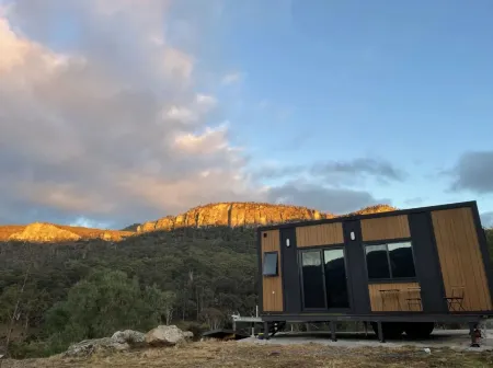 The Nile Farmstay: Modern Cabin Offering Incredible Views with Fire Pit and Spa.