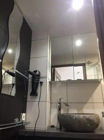 J&N Studio Classified  Downtown / Motorcycle Garage / Private Park