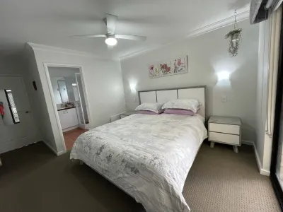 Villa, free fast WIFI, 150m to beach, quiet, fenced, 2 car undercover parking