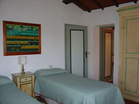 House with pool. Idyllic setting in hills near Lucca and coast WiFi Aircon