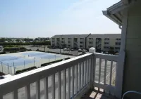 Newly renovated condo, indoor & outdoor pools, 3min walk from beach!