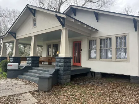 Craftsman Home on 3 acres with live oaks lots of space for gatherings Отели в г. Лафайетт