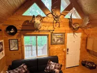 Rustic and cozy cabin with all new amenities near beautiful Hatcher’s Pass Hotels in Fishhook