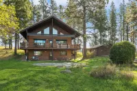 Cabin on 5 acres w/Full Gym, Steam Rm, Hot Tub. Pet Friendly. Near Glacier N.P.