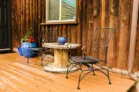 PROMO 5% WEEKLY AND 10% MONTHLY DISCOUNT!Mountain Cabin, conveniently located.