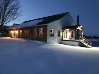 Spacious 12-bedroom 10-Bath Cedar accented lodge in Picturesque Macon Missouri