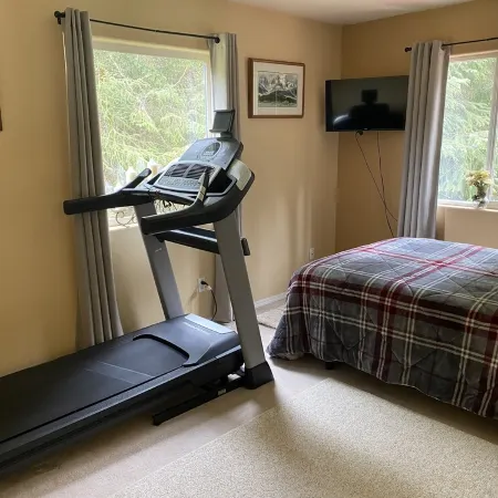 Secluded and beautiful Mendenhall Valley retreat just 2.8 miles from the glacier