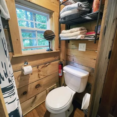 Cozy Beavercreek Cabin Retreat – Smoky Mountain Serenity Awaits!