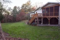 Luxury mountain oasis, hot tub & 15 mins to DT AVL, bring furry friends!