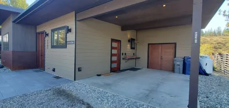 Lucky Star Cabin, A Mountain Modern Winthrop home on the Methow Trails system! Отели рядом с достопримечательностью «Methow River»