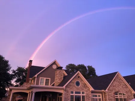 S&K Getaway with heated pool & sauna Отели в г. Юнион Тауншип