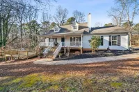 Charming Lakehouse /w boat dock and heated pool Hotel dekat Lake Lanier Islands