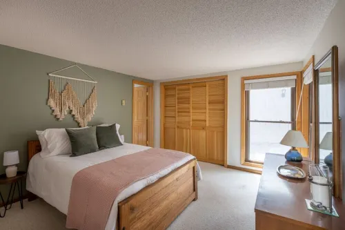 Cozy & Colorful Cabin at The Woods Resort (pet friendly Hoteles en Condado de Berkeley