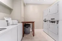 Comfortable Modern Condo near Downtown