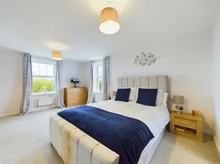 Large, light and airy room with kingsize bed & lovely views of the countryside.