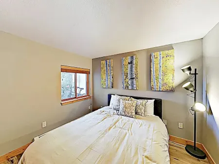 Remodeled 2 Bedroom Downtown Condo sleeps 6!