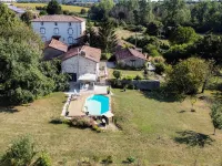 CHARMING COTTAGE WITH TERRACE OVERLOOKING THE COUNTRYSIDE Hotels in Bioussac