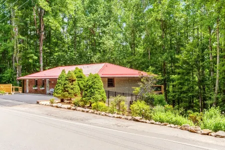 New! Big Deck, Views, Hot Tub, Fire, Game Rm, Open Living, Grill