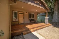 Mt Hood Village! Close to Golf and Skiing. Hot Tub+Dog Friendly