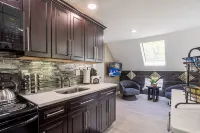 Stylish Upscale Apt w/ Snack Bar & Sunny Deck