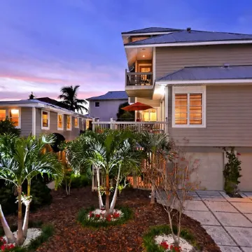 Luxury Beachside Retreat, Only 60 Steps to Siesta Key Public Beach!
