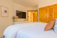 Remodeled modern ski-in/ ski-out condo in Keystone, 1 bd/1 ba, sleeps 4