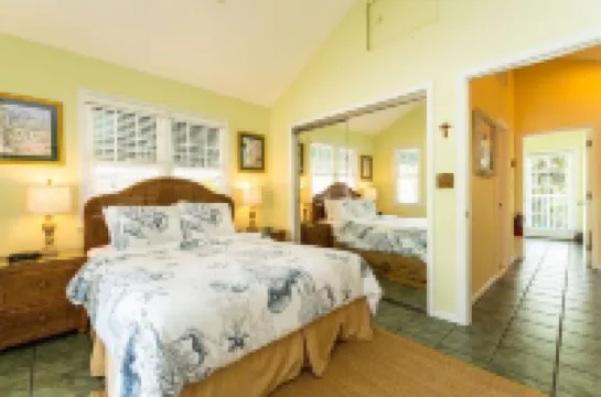 Roosters Perch at Truman Annex- Low Summer Rates!!!