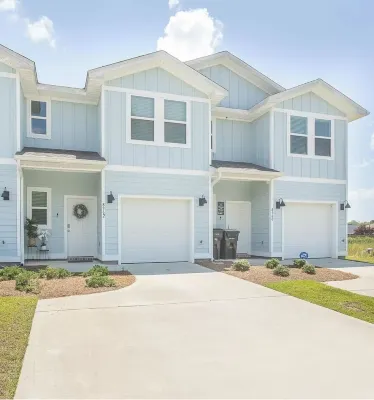 Luxury Townhome - Pool Access - Fast WiFi - Near Beaches & Shopping Hotels in Ensley