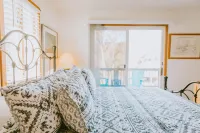 5 min Walk to Ocean, 1 Block to Dowdy Park AMAZING Location!!!!!