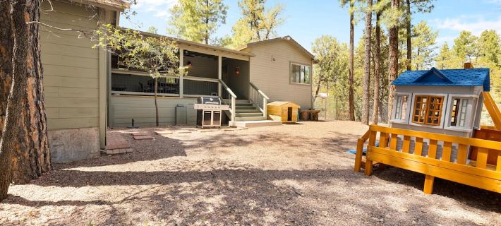 Green Elk Retreat Cabin, Cozy Cabin - large side yard with wildlife Hotels in Pine