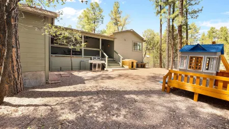 Green Elk Retreat Cabin, Cozy Cabin - large side yard with wildlife