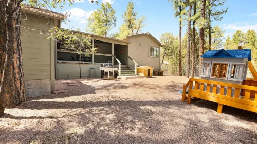 Green Elk Retreat Cabin, Cozy Cabin - large side yard with wildlife