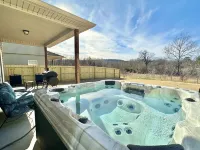 The Bird House - Private Hot Tub, 2 Miles to U of A, Baum & Fayetteville Square