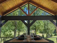 Onyx Owl Cabin: Private Hot Tub⁘Fire Pit⁘Heated Patio⁘Vineyard⁘Hiking⁘Golf